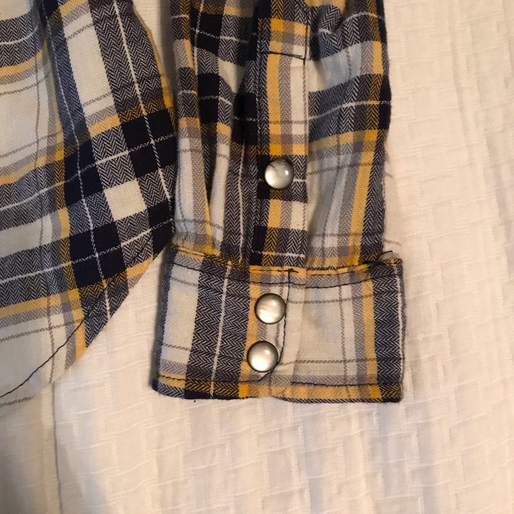 Button down Flannel - Picture 4 of 4